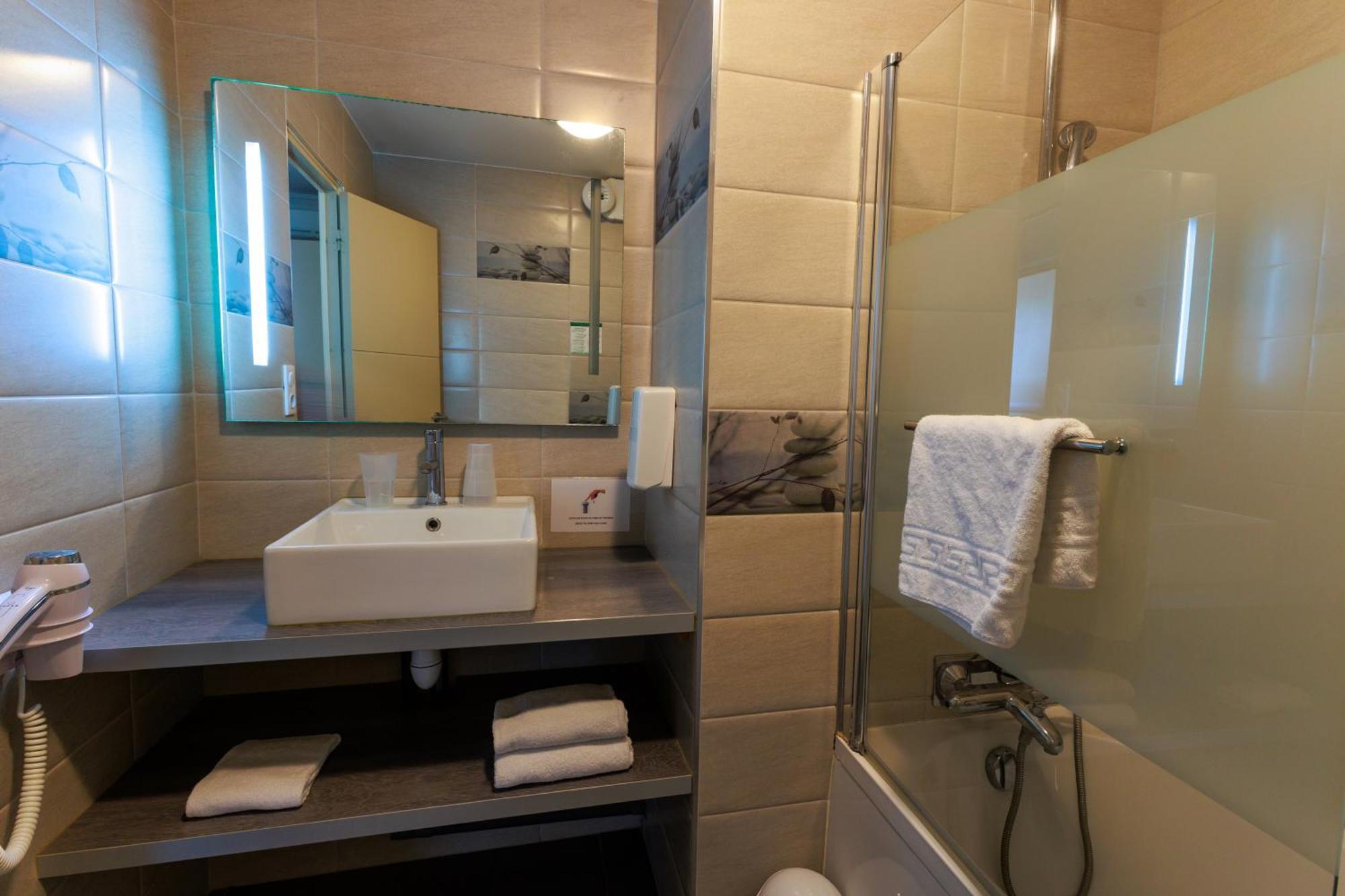 Logis Hotel Le Rochelois La Rochelle  Exteriör bild