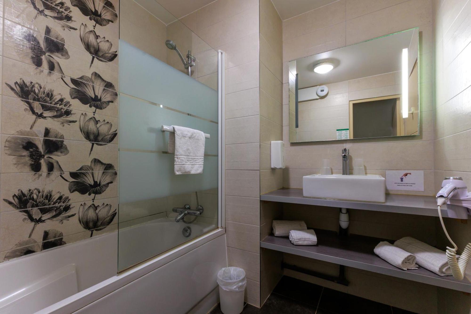 Logis Hotel Le Rochelois La Rochelle  Exteriör bild