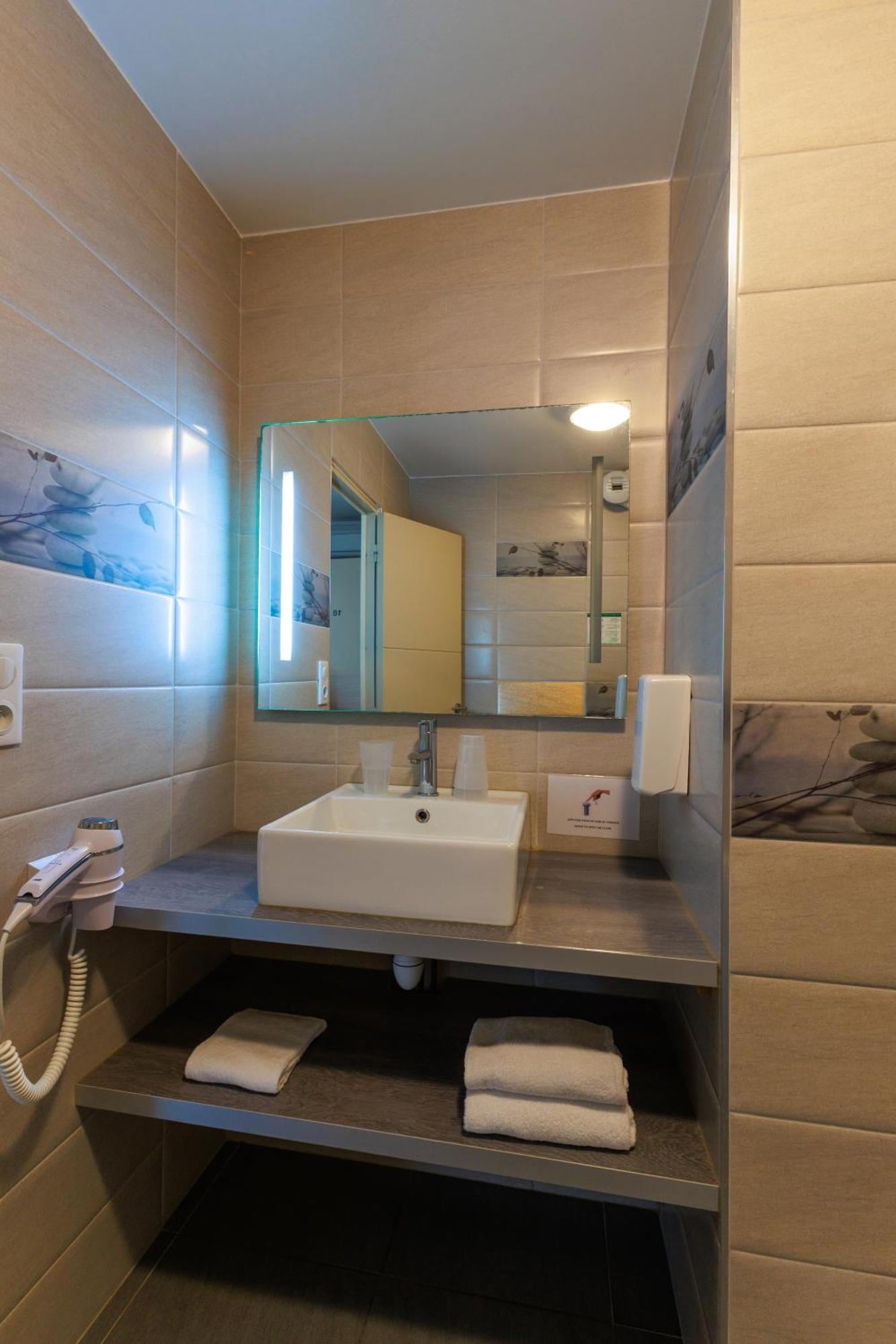 Logis Hotel Le Rochelois La Rochelle  Exteriör bild